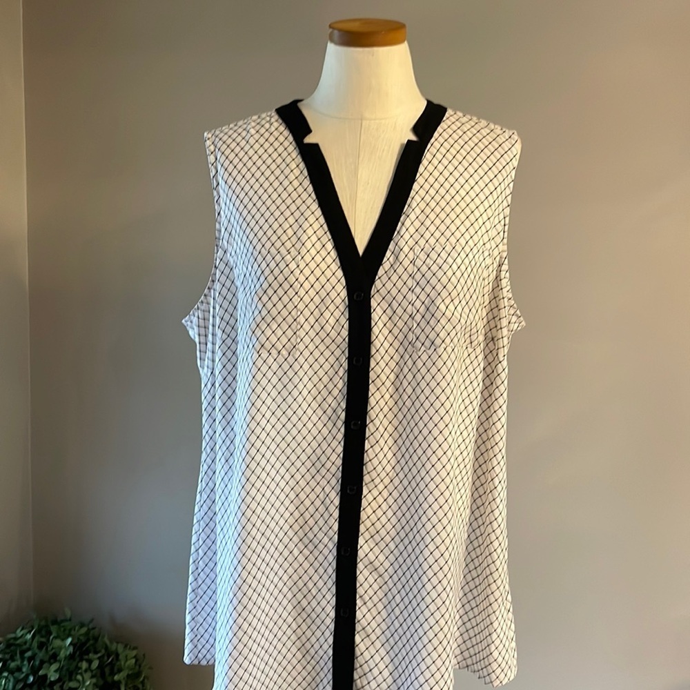ROZ & ALI women’s V neck notch button down blouse geometric print black trim 2X